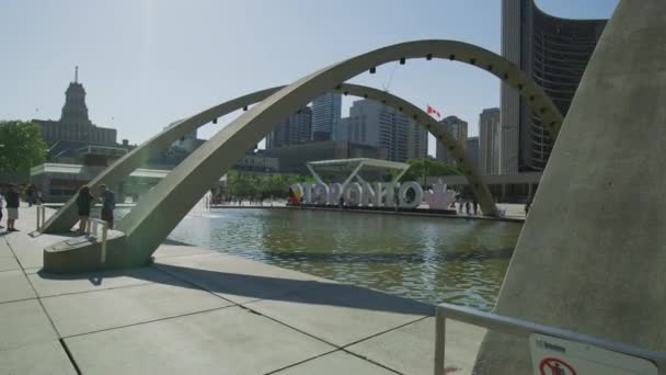 Nathan Phillips Square Con Signo Toronto — Vídeos de Stock