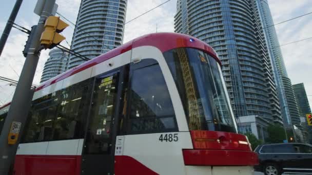 Tramvaj Běží Ulici Úhledně Tower Toronto — Stock video