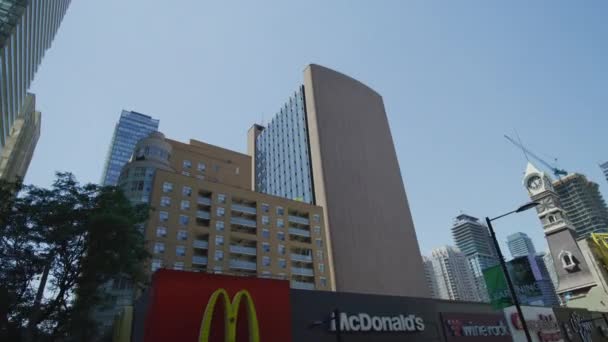 Gebäude Der Nähe Des Feuerwehrhauses Uhr Tower Toronto — Stockvideo