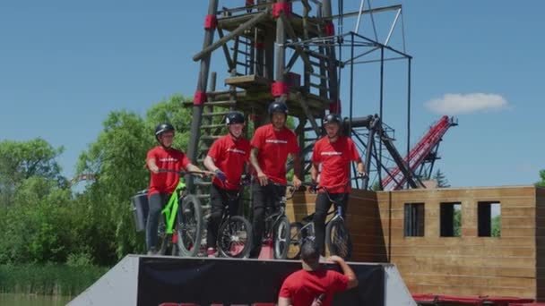Craz Crew Stunt Team Bij Canada Wonderland — Stockvideo