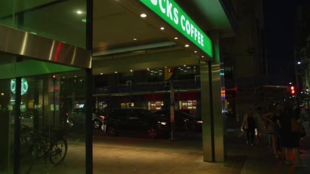 Coches Detenidos Tráfico Cerca Café Starbucks Por Noche — Vídeo de stock