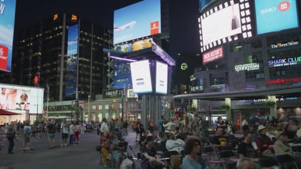 Gente Reunió Yonge Dundas Square Toronto — Vídeos de Stock