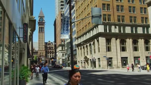 トロントのベイストリートから見た時計塔 — ストック動画