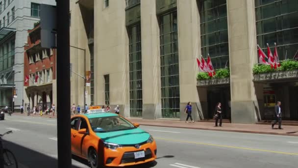 Gente Caminando Conduciendo Bay Street Toronto — Vídeos de Stock