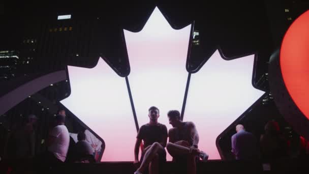 Люди Відпочивають Знаку Торонто Вночі — стокове відео