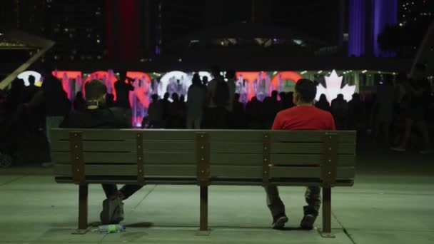 晚上坐在Nathan Phillips广场的长椅上 — 图库视频影像
