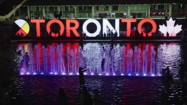 Fuente Nathan Phillips Square Junto Cartel Toronto — Vídeos de Stock