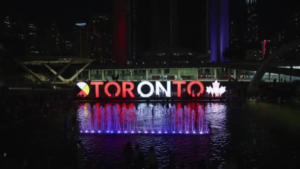 Vista Noturna Nathan Phillips Square Com Toronto Sign — Vídeo de Stock