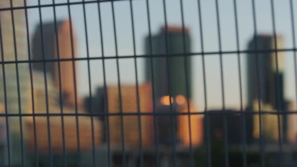 金属製のフェンスと建物の間のラックフォーカス トロント — ストック動画