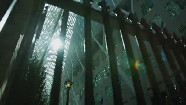 Allen Lambert Galleria Visto Atrás Uma Cerca — Vídeo de Stock