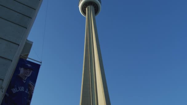 Toronto Daki Kulesi Nin Alçak Açılı Görüntüsü — Stok video