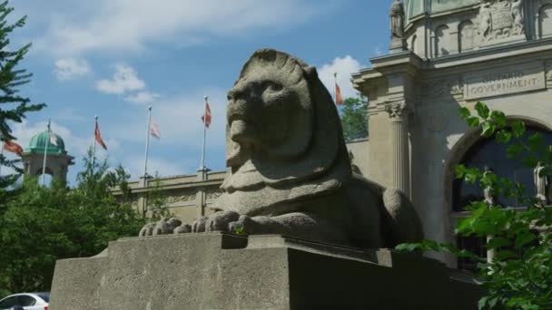 トロントのオンタリオ州政府ビルの石ライオン — ストック動画