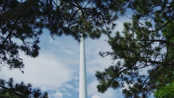 Windkraftanlage Hinter Bäumen — Stockvideo