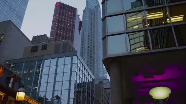 トロントのダウンタウンのヨンゲ通りから見た高層ビル — ストック動画