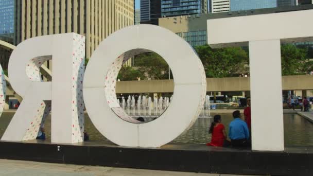 Fountain Sebelah Tanda Toronto — Stok Video