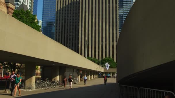 ネイサン フィリップス スクエアから見たトロントの高層ビル — ストック動画