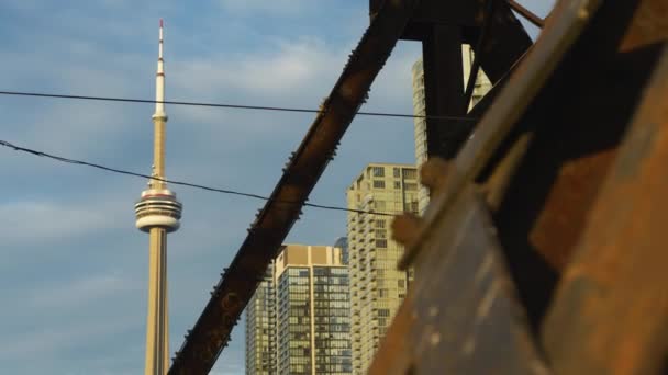 Tower Und Gebäude Von Der Bathurst Bridge Toronto Aus Gesehen — Stockvideo