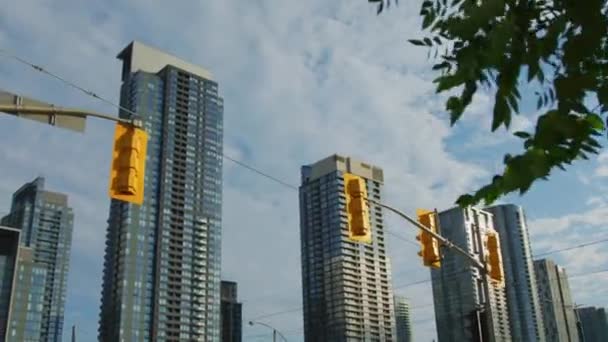 Lange Gebouwen Verkeerslichten Toronto — Stockvideo