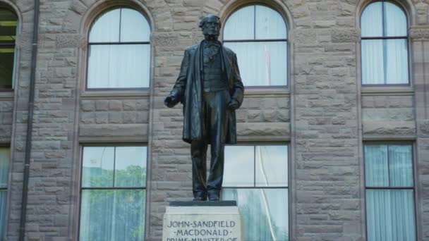 Statue John Sandfield Macdonald Toronto — Video