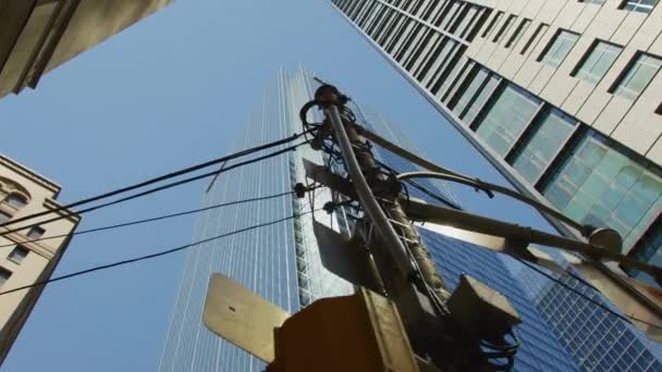 ユーティリティポールと高層ビルの低角度 — ストック動画