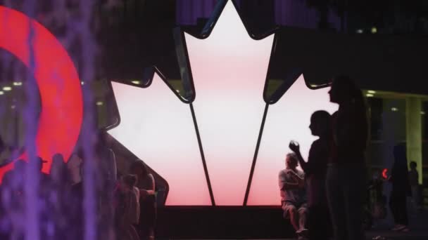 Marmorblatt Schild Von Toronto Nachts — Stockvideo