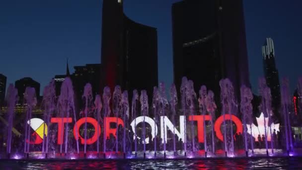 Знак Торонто Водными Струями Сумерках — стоковое видео