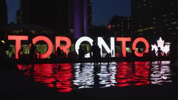 Gente Toronto Firmar Nathan Phillips Square Por Noche — Vídeos de Stock