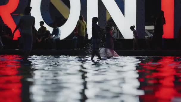 Brincando Piscina Nathan Phillips Square — Vídeo de Stock