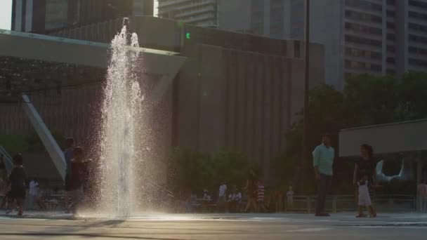 토론토 네이선 필립스 스퀘어에 분수대 — 비디오