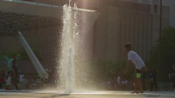 Junge Spielt Brunnen Nathan Phillips Square — Stockvideo