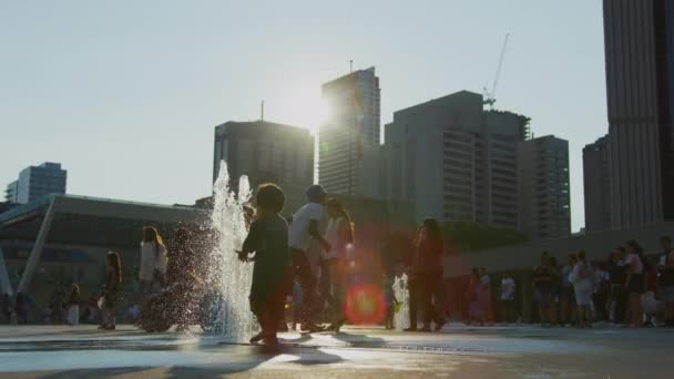 Jugando Fuente Del Piso Nathan Phillips Square Toronto — Vídeos de Stock