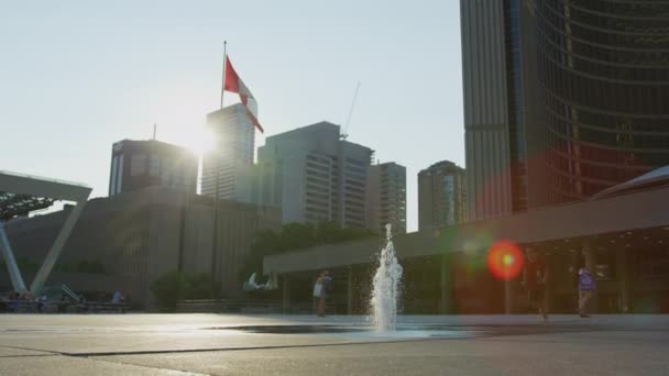 Chlapec Projíždějící Fontánou Náměstí Nathana Phillipse Torontu — Stock video