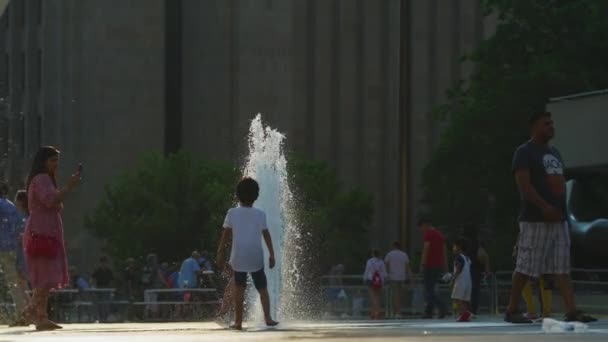 Springbrunnen Nathan Phillips Square Toronto — Stockvideo