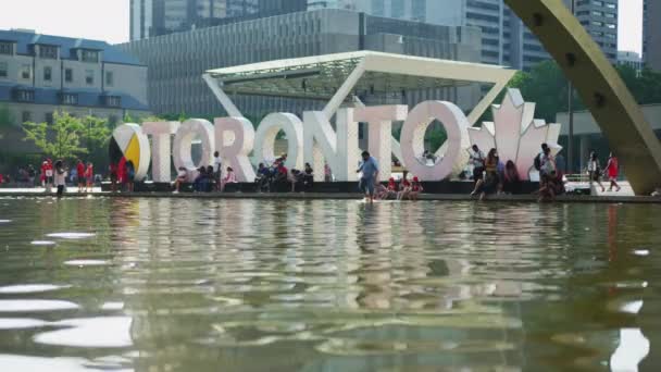 Toronto Signo Piscina Nathan Phillips Square — Vídeos de Stock