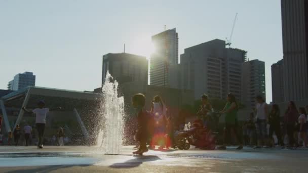 Kind Spielt Brunnen Nathan Phillips Square Toronto — Stockvideo