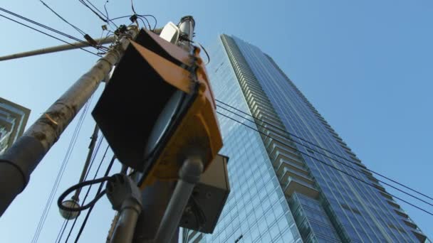 Vista Ángulo Bajo Poste Utilidad Rascacielos Toronto — Vídeos de Stock