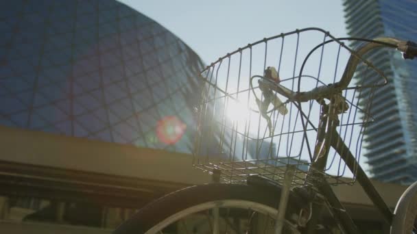 Bicicleta Con Cesta Metálica — Vídeo de stock