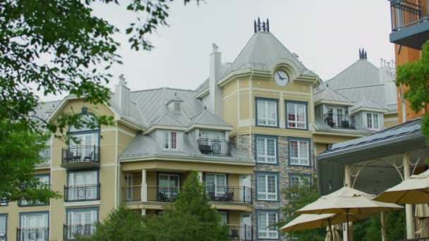 Reloj Edificio Mont Tremblant Resort — Vídeos de Stock