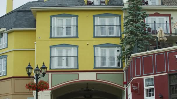 Edificio Con Pasaje Mont Tremblant Resort — Vídeos de Stock