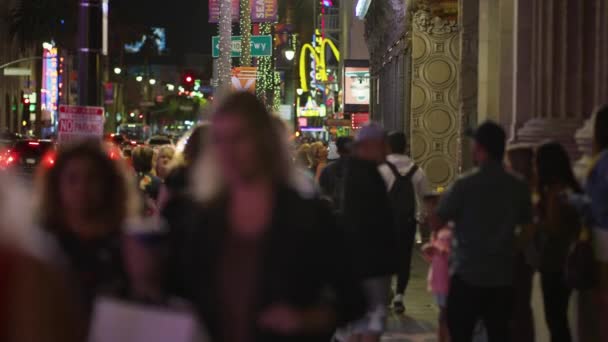 Άνθρωποι Περπατούν Στη Λεωφόρο Χόλυγουντ Νύχτα — Αρχείο Βίντεο