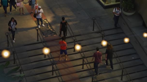 Wandelen Poseren Trap Van Hollywood Highland Center — Stockvideo