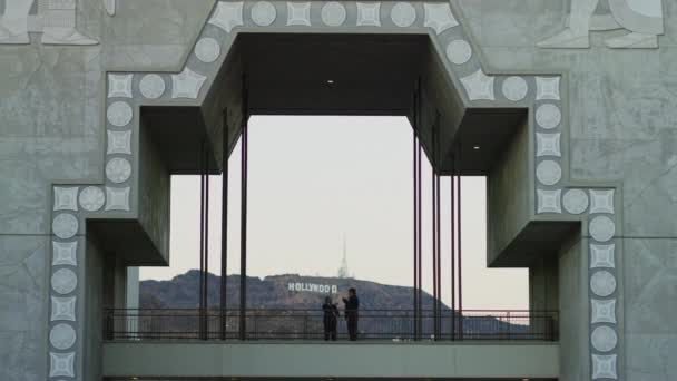 Врата Нетерпимости Обрамляющие Знак Голливуда Лос Анджелес — стоковое видео