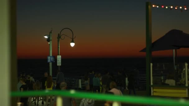 Folk Vid Santa Monica Pier Skymningen — Stockvideo