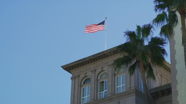 ビルの上にアメリカ国旗が振ってある — ストック動画