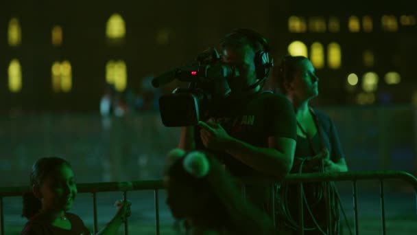 Camera Man Filmen Van Een Evenement Nachts — Stockvideo