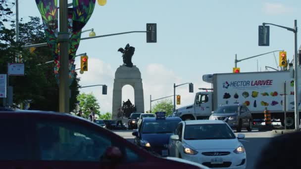 Rijden Buurt Van Het National War Memorial Ottawa — Stockvideo