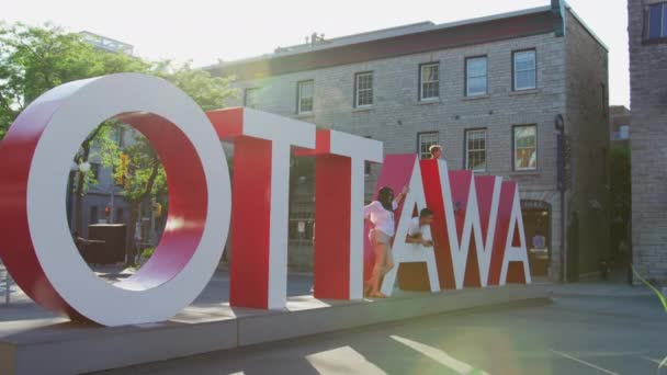 Turister Som Tar Bilder Vid Ottawa Skylt — Stockvideo