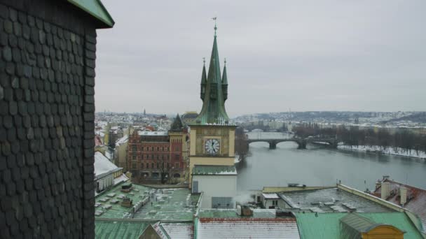 Vltava Nehir Kenarındaki Saat Kulesi — Stok video