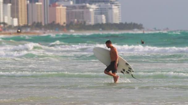 Surfer Βγαίνει Από Νερό Στο Μαϊάμι Μπιτς Ηνωμένες Πολιτείες Της — Αρχείο Βίντεο
