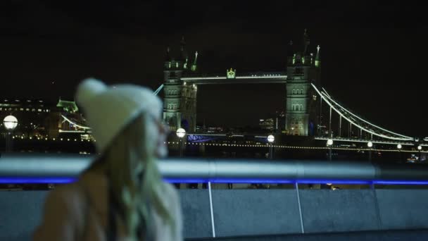 Gadis Dengan Tower Bridge Latar Belakang Malam Hari — Stok Video